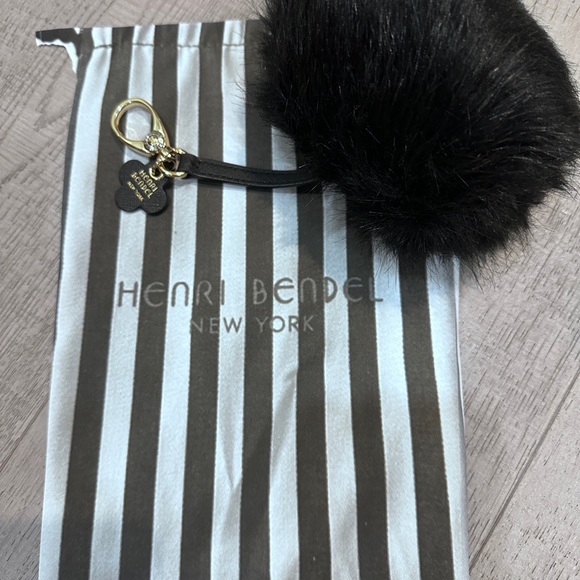 Henri Bendel Black Fur Pom with Clover detail Bag Charm Never used New condition - Picture 2 of 4